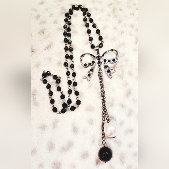 Silver plated black-and-white beaded crystal bow necklace - Picture 12 of 16